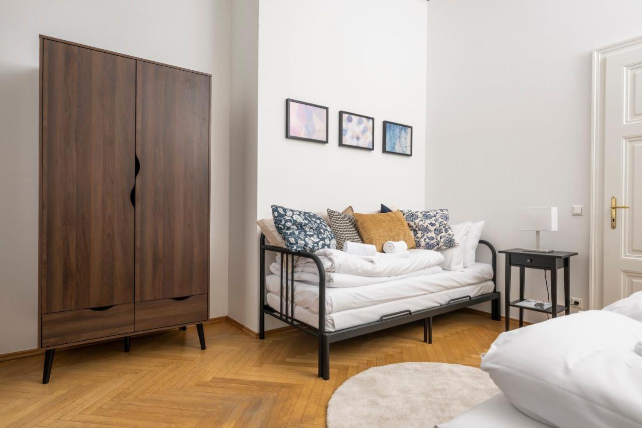 Rooftop Studio Borse By Ichbucheat Viena